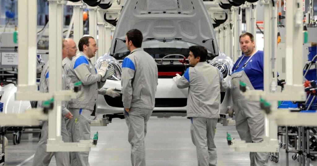 VW recherche des dizaines de milliers de professionnels pour construire ses propres...