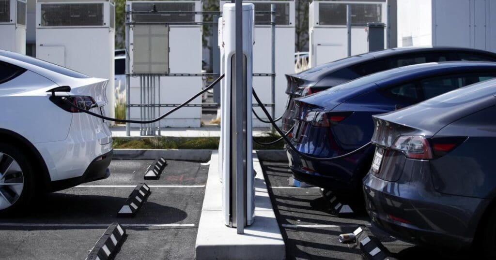 Les conducteurs de Tesla font la queue pendant des heures pour recharger les voitures
