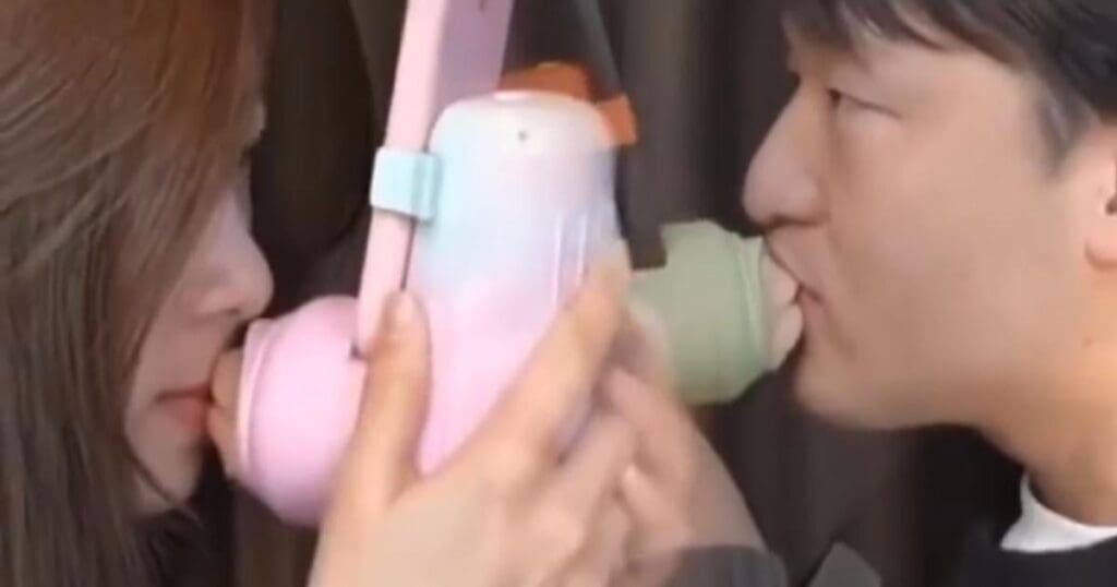 Bizarre kiss machine pour smartphone coûte 40 dollars