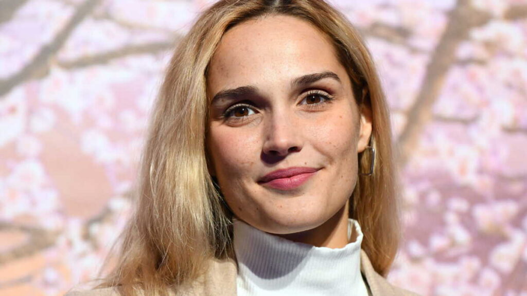 Camille Lou, chanteuse et actrice française, sur scène pendant une comédie musicale