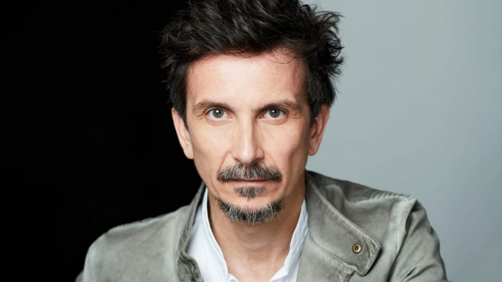 Arnaud Tsamere, humoriste et improvisateur français, sur la scène de son spectacle Tous...