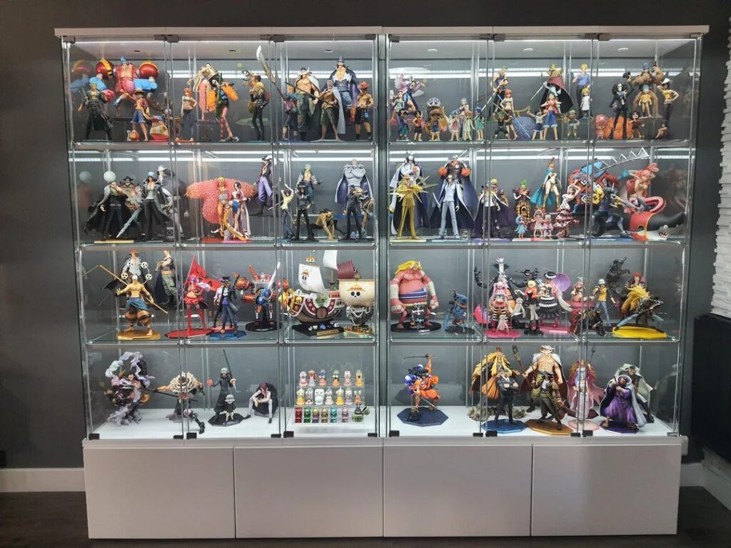 Figurines Portrait Of Pirates de collection alignées en vitrine