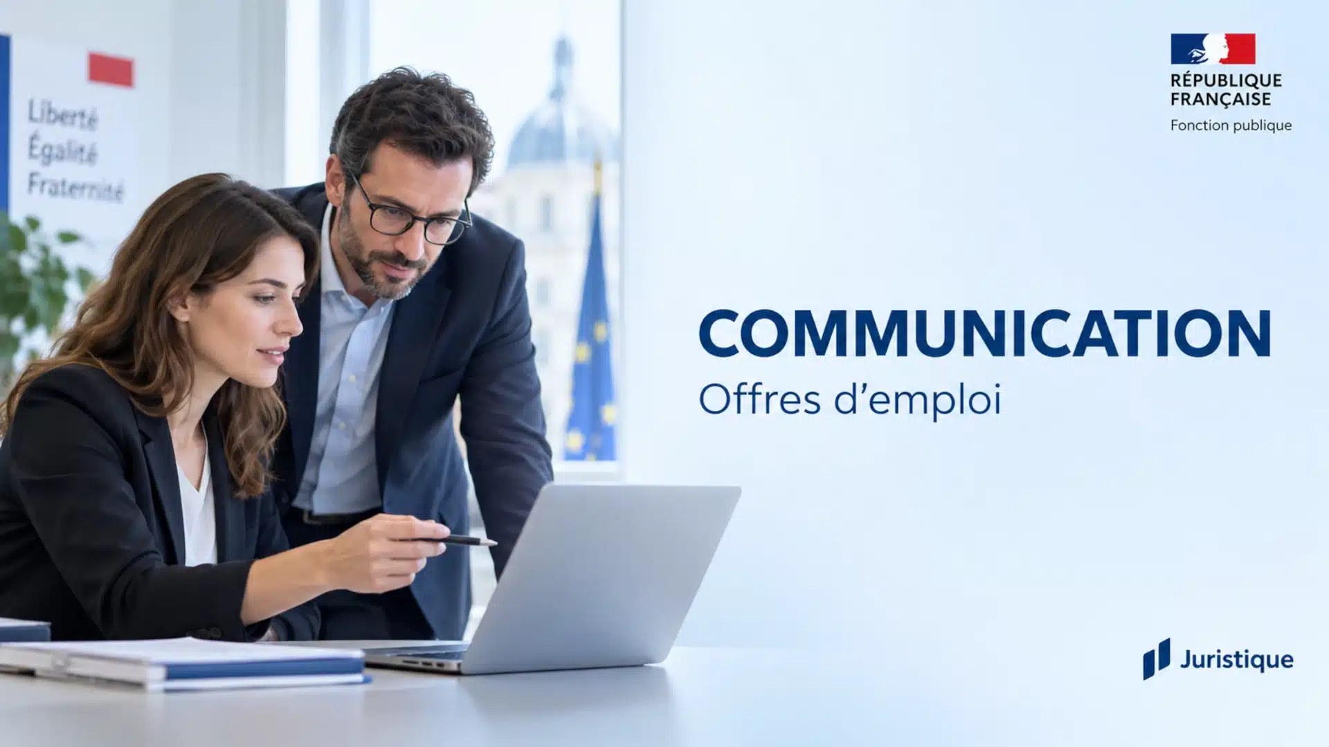 Community manager consultant des offres d'emploi et des réseaux sociaux sur ordinateur