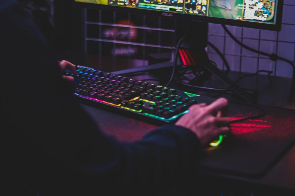 Streamer devant son ordinateur avec micro, webcam et écran de diffusion
