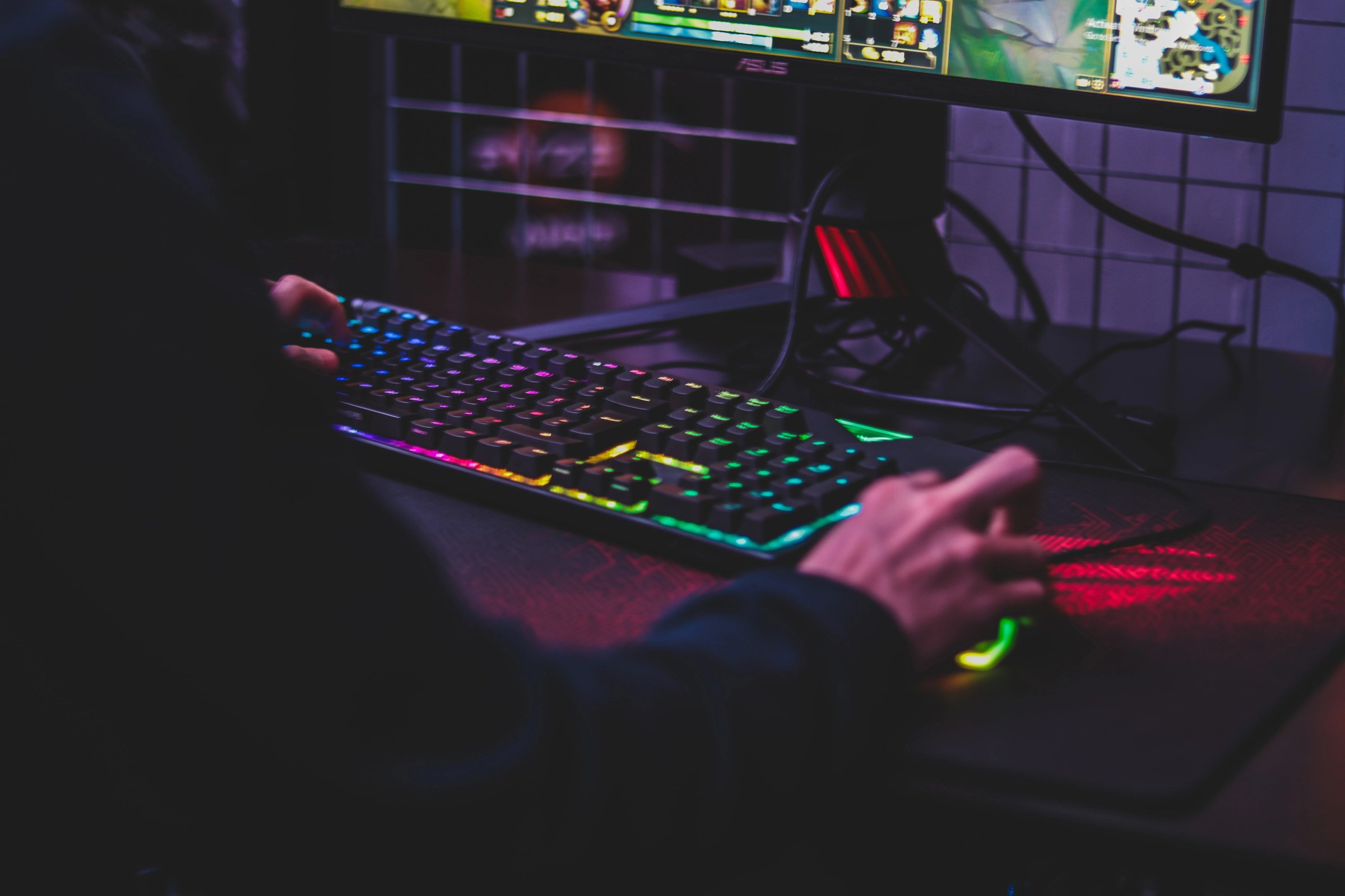 Streamer devant son ordinateur avec micro, webcam et écran de diffusion