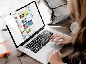 Joueur devant une sélection de jeux en ligne gratuits sur gameduell.fr